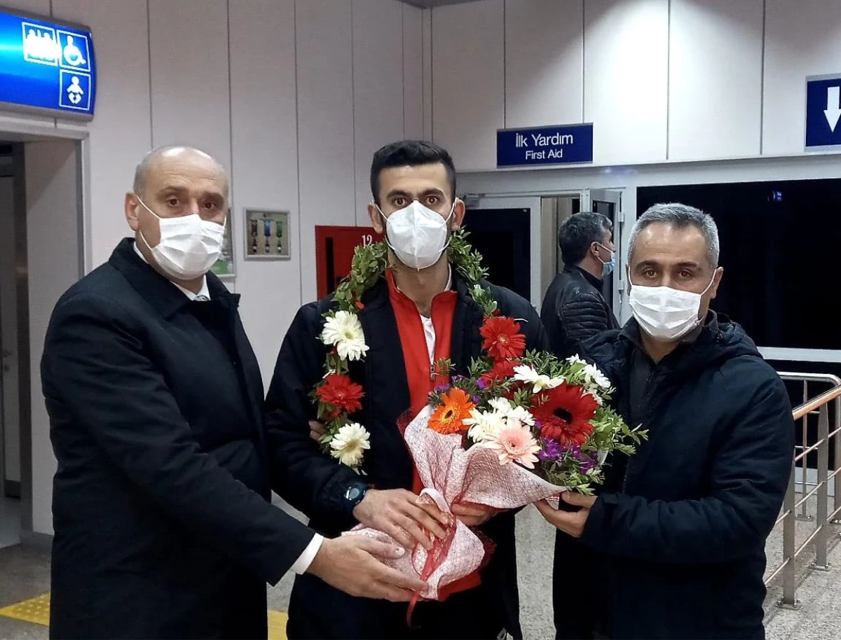 Dünya 3\'üncüsü işitme engelli kareteci Volkan, Erzurum\'da çiçeklerle karşılandı