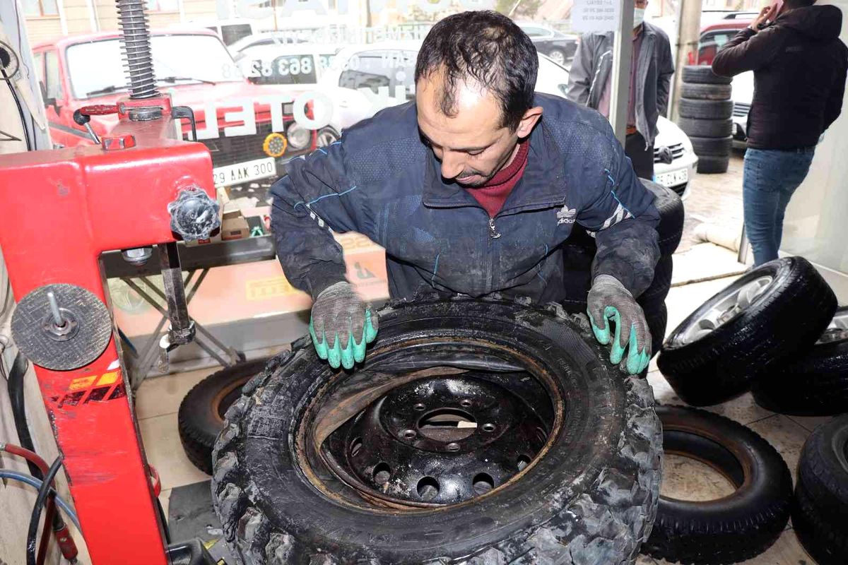 Gümüşhane'de kar yağışıyla birlikte lastikçilerde yoğunluk başladı