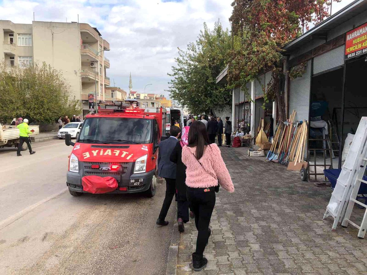 Son dakika haber! Hafif ticari araç kaldırımdaki yayalara çarptı: 1 ölü, 2 yaralı