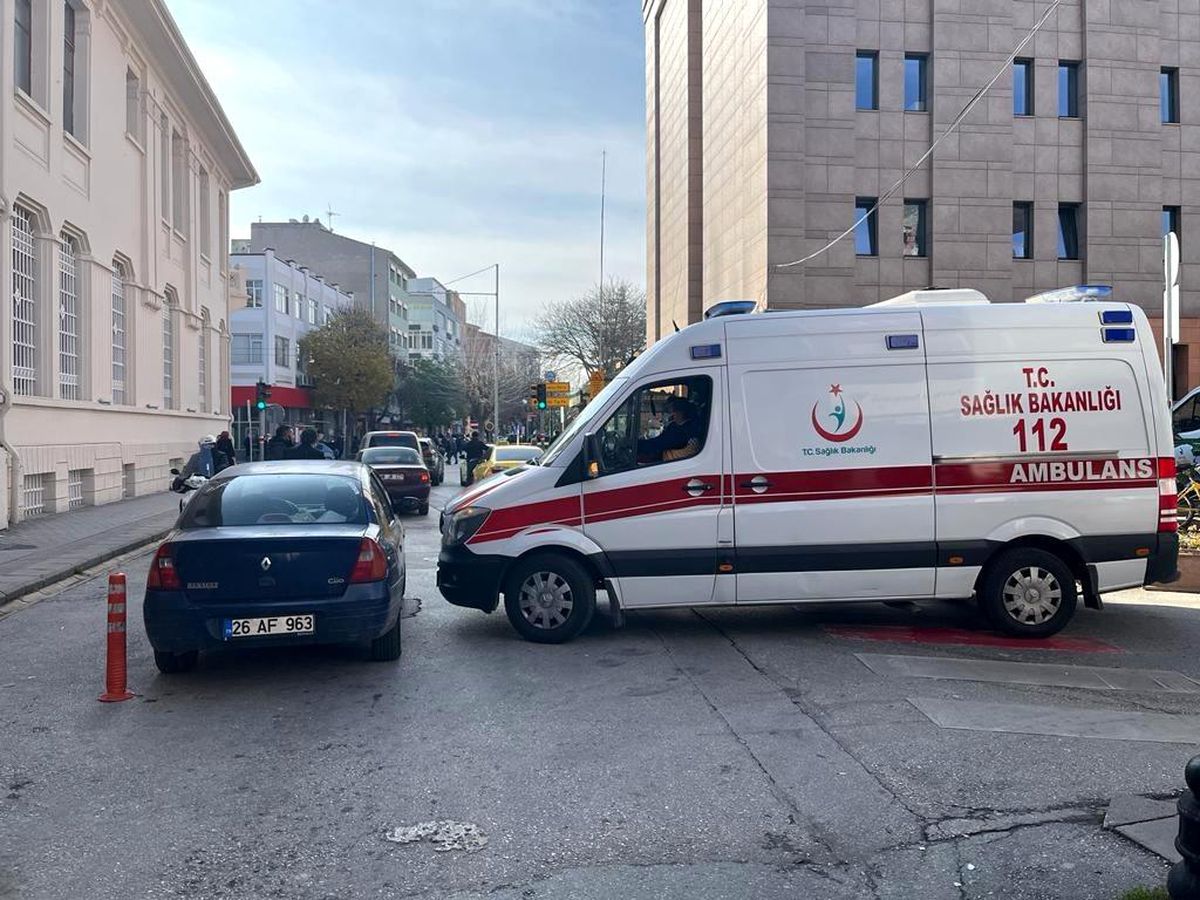 Hatalı park manevra yapan ambulans sürücüsüne zor anlar yaşattı