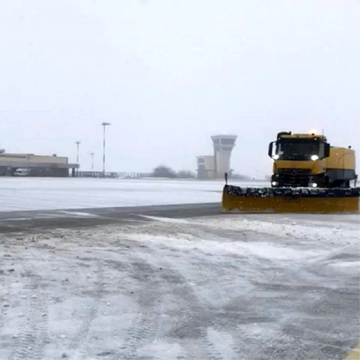 Iğdır\'da etkili olan kar yağışı ve sisten dolayı uçak seferleri iptal edildi