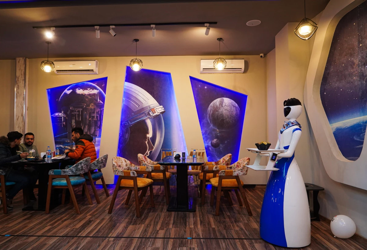 Irak\'ın Musul kentindeki bir restoranda "robot garsonlar" iş başında