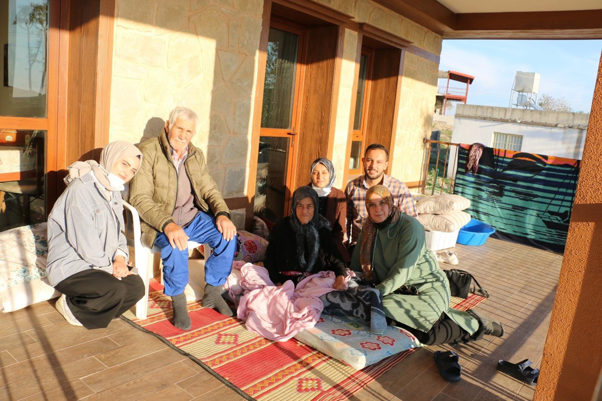 KADEM\'den Manavgat\'ta yangında evini kaybeden yaşlı çifte ziyaret