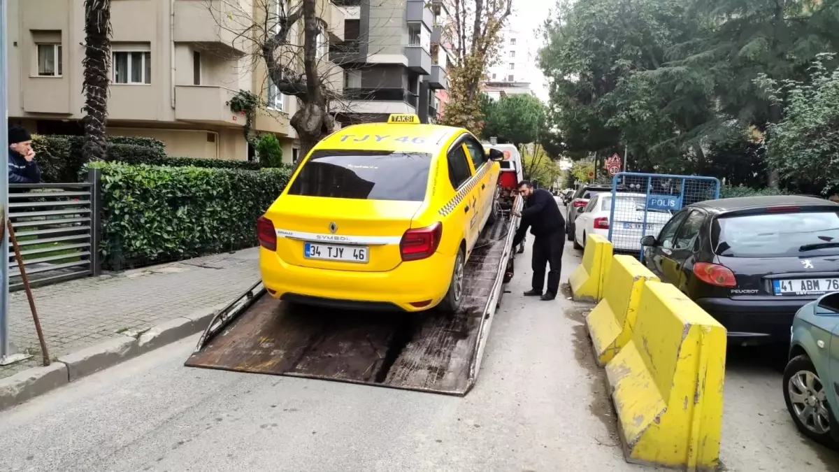 Kadıköy\'de müşterisine hakaret eden taksicinin araç kullanım belgesi iptal edildi