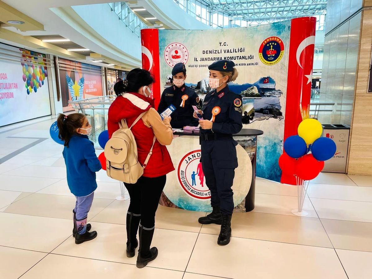 Kadın astsubaylar kadına yönelik şiddet için stant açtı