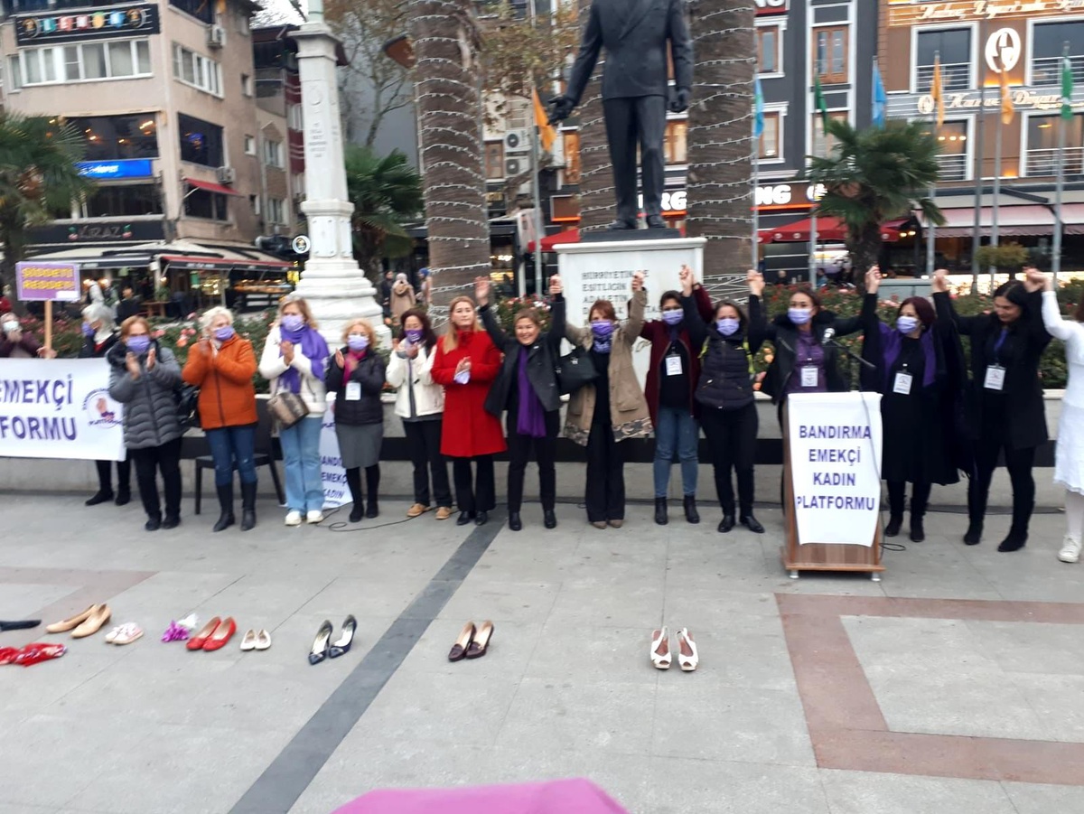Kadınlar mor maskeleri ile meydana indiler