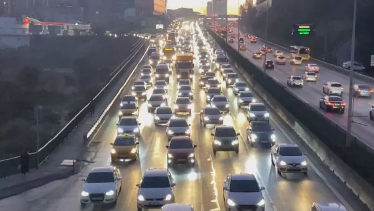 KISITLAMALAR SONRASI ÇİLEYE DÖNÜŞEN İSTANBUL TRAFİĞİNDE SERVİS FAKTÖRÜ