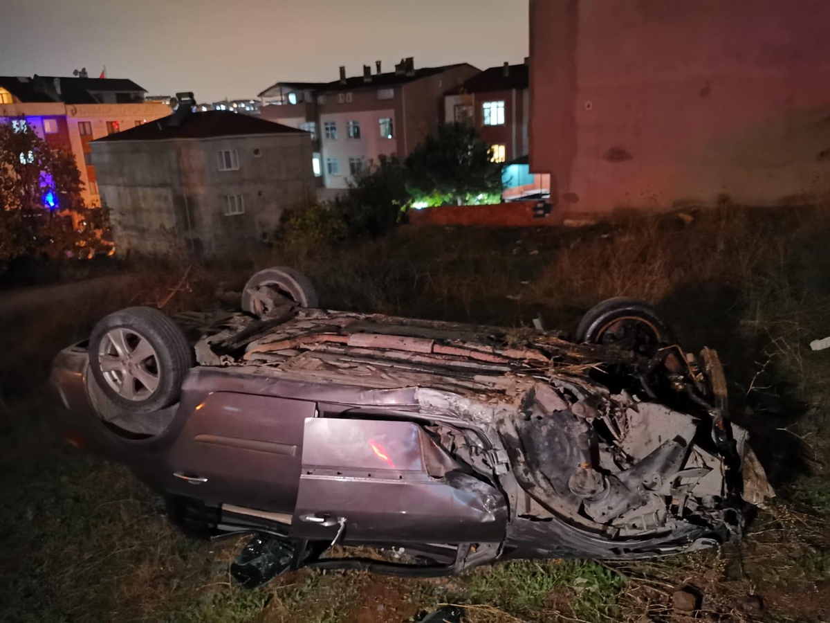Kocaeli\'de minibüsle çarpışan otomobilin sürücüsü ağır yaralandı
