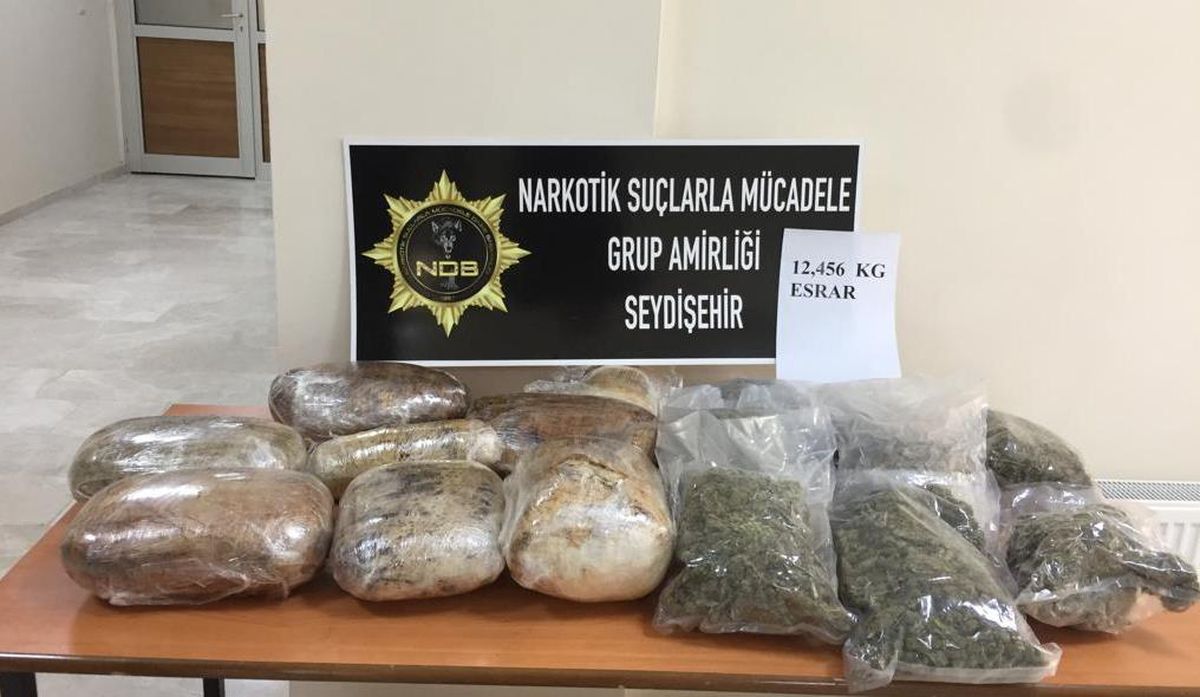 Son dakika haber! Konya\'da bulundukları minibüste uyuşturucu ele geçirilen 5 şüpheli gözaltına alındı