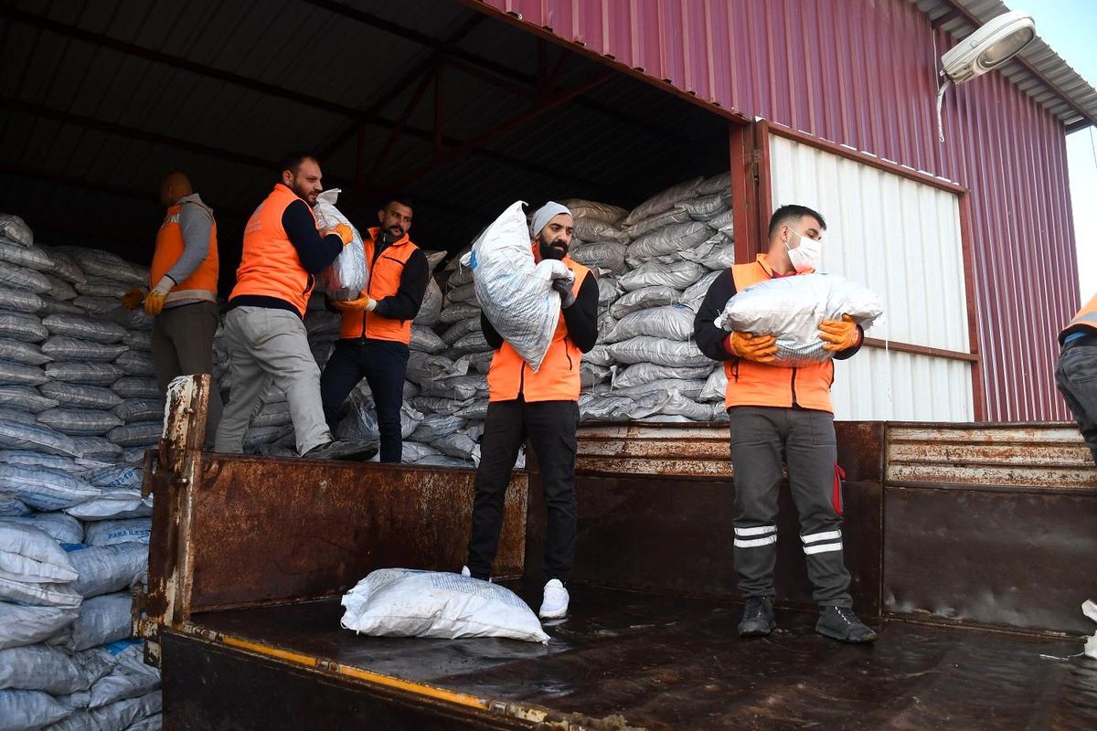 Kuşadası Belediyesi\'nden 2 bin 500 aileye yakacak yardımı