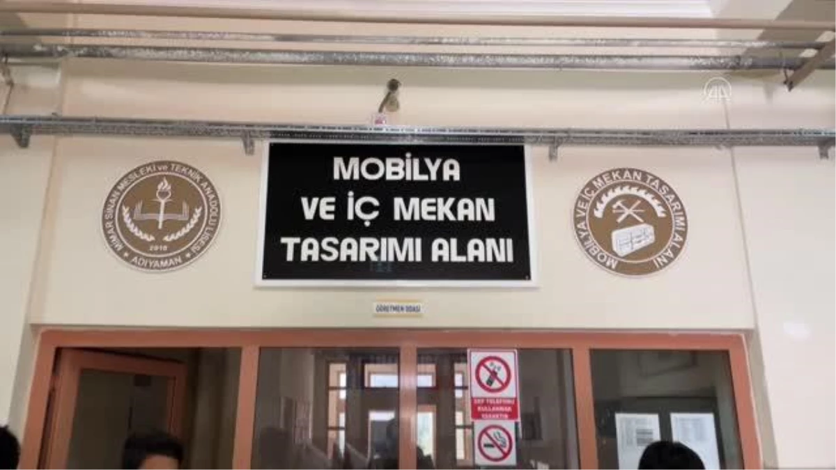 Meslek lisesi öğrencileri kütüphanesiz okul kalmaması için üretiyor