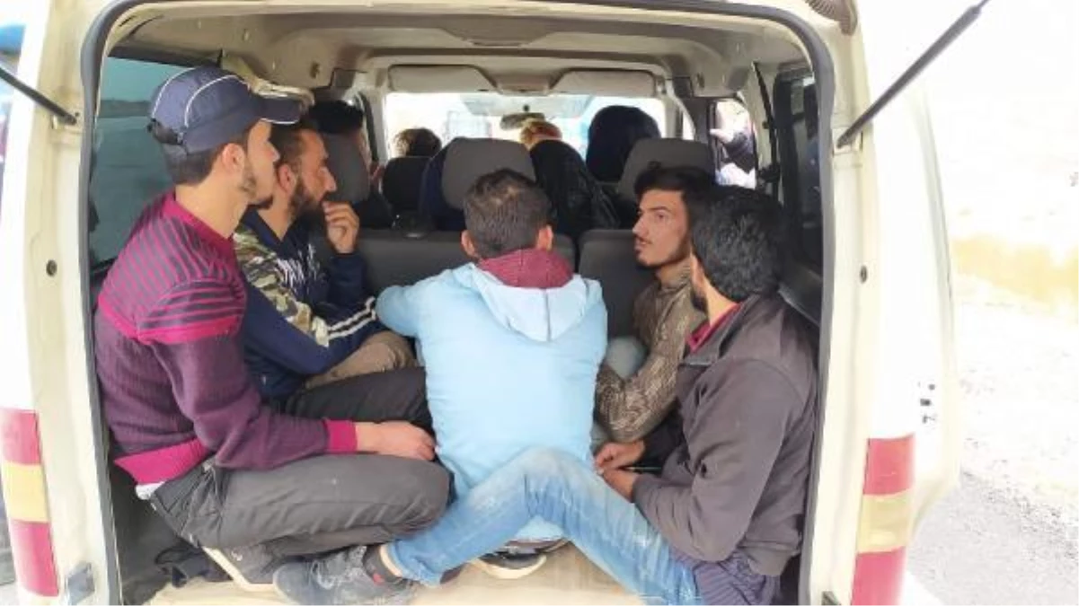 Minibüste 12 kaçak göçmen yakalandı, 2 kişi tutuklandı