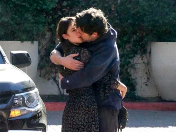 Önce sokakta sonra arabada öpüştüler
