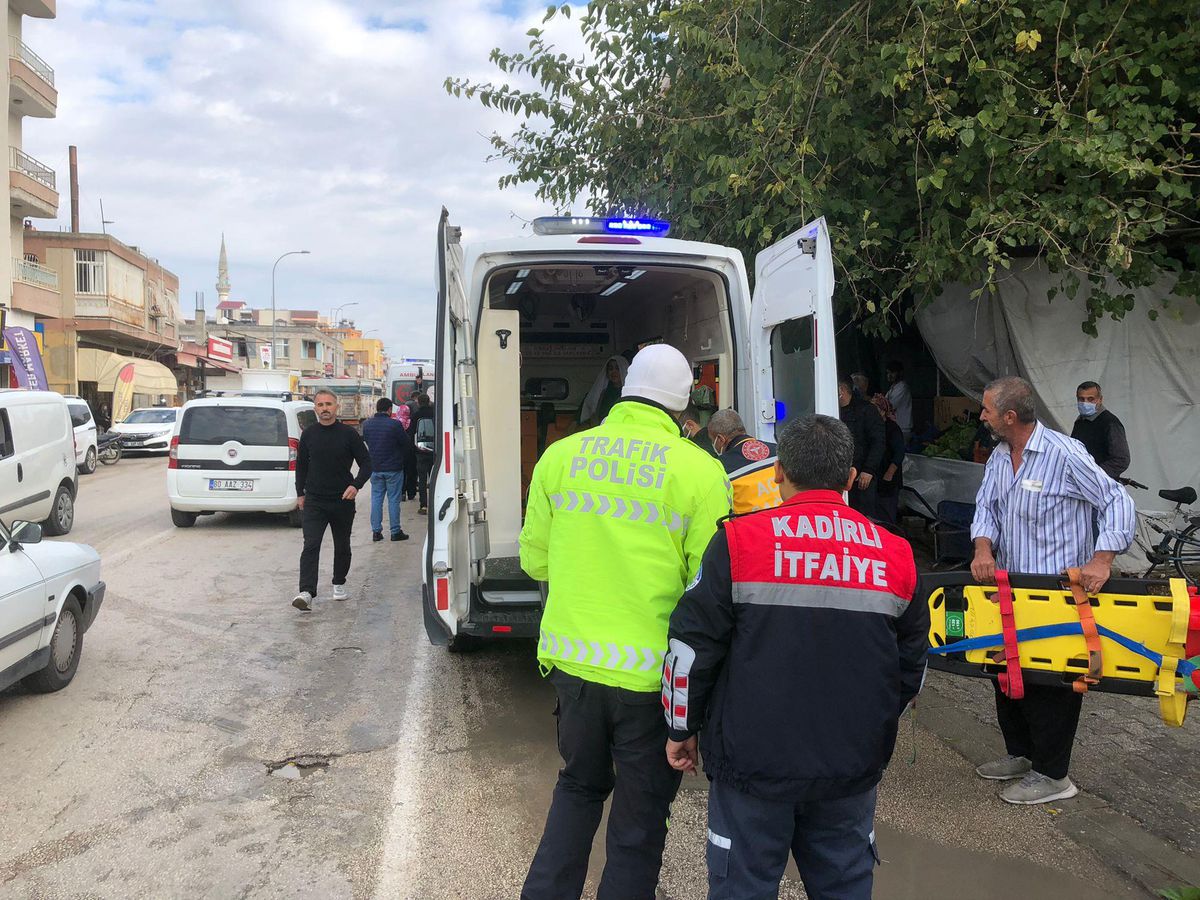 Osmaniye\'de hafif ticari aracın çarptığı 3 yayadan biri öldü