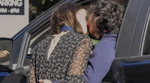 Oyuncu Casey Affleck, 23 yaş küçük sevgilisiyle sokak ortasında aşka geldi