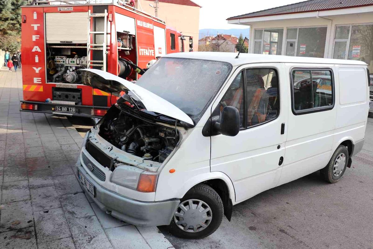 Park halindeyken yanan minibüste maddi hasar oluştu