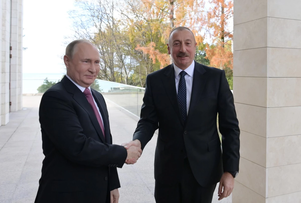 Putin ve Aliyev Soçi\'de bir araya geldi
