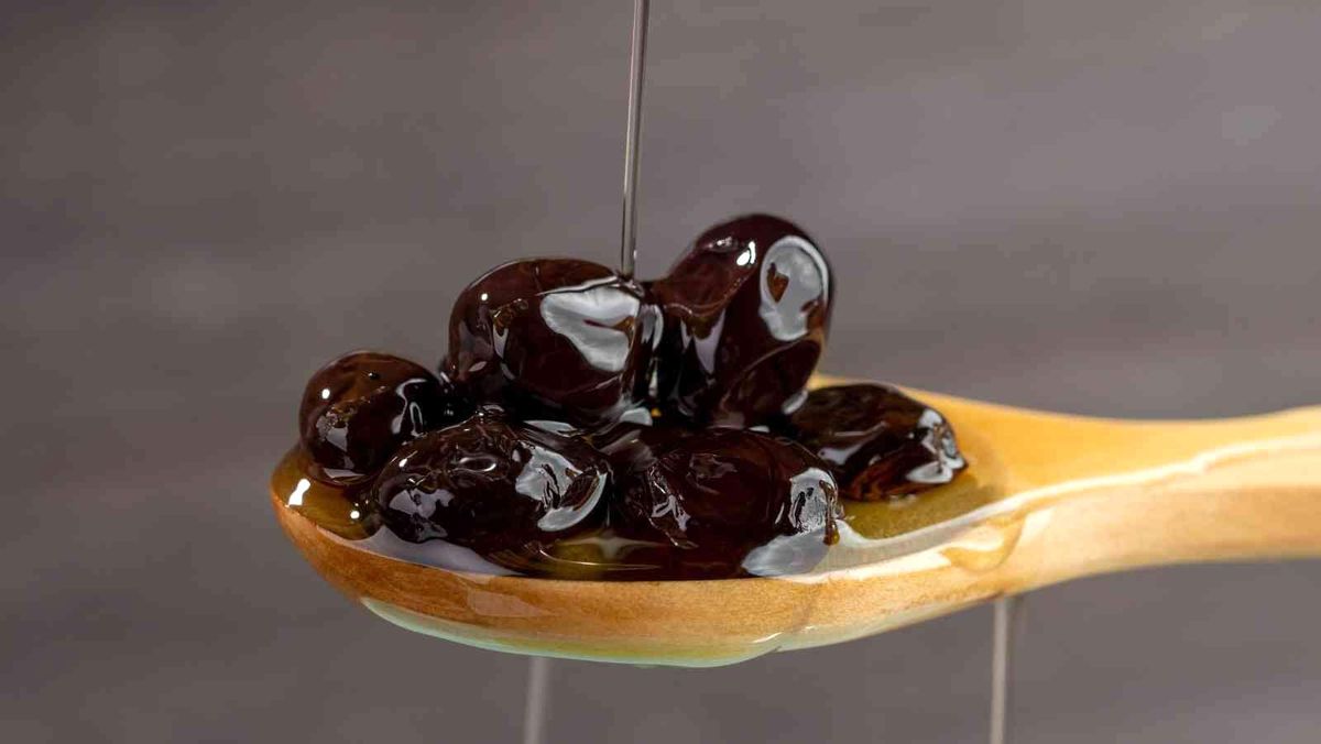 Siyah inci \'zeytin\' dalından sofralara ulaştırılıyor