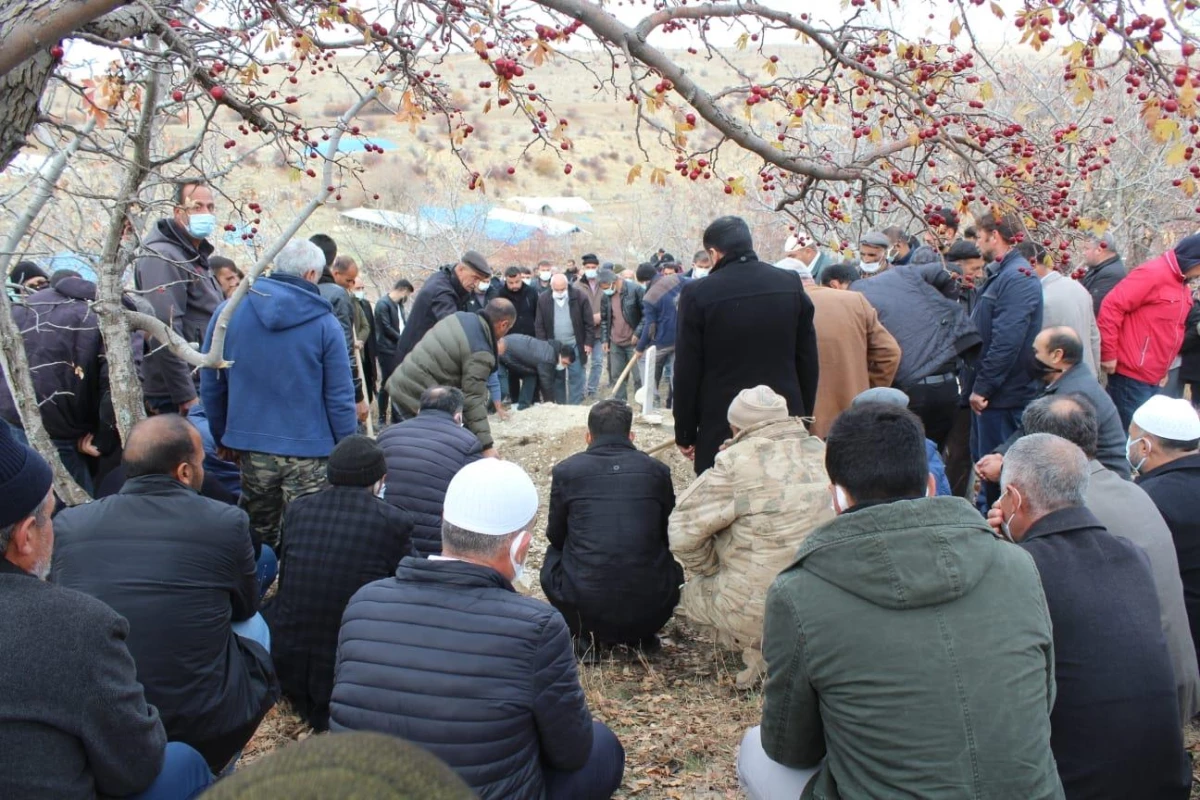 Tunceli\'de trafik kazasında hayatını kaybeden güvenlik korucusu defnedildi