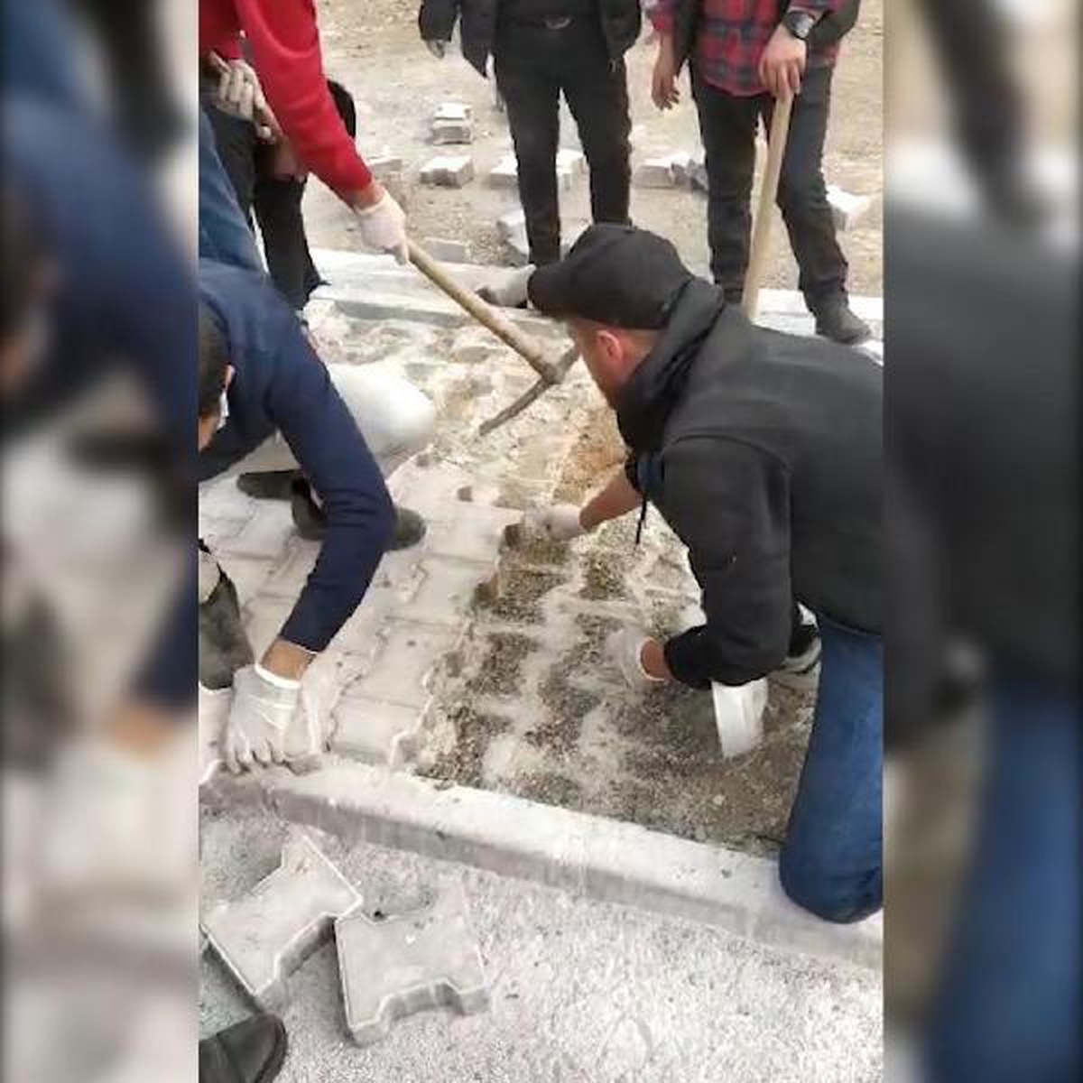 Uyuşturucuyu kazdıkları 2,5 metre derinliğindeki çukurlara gömmüşler