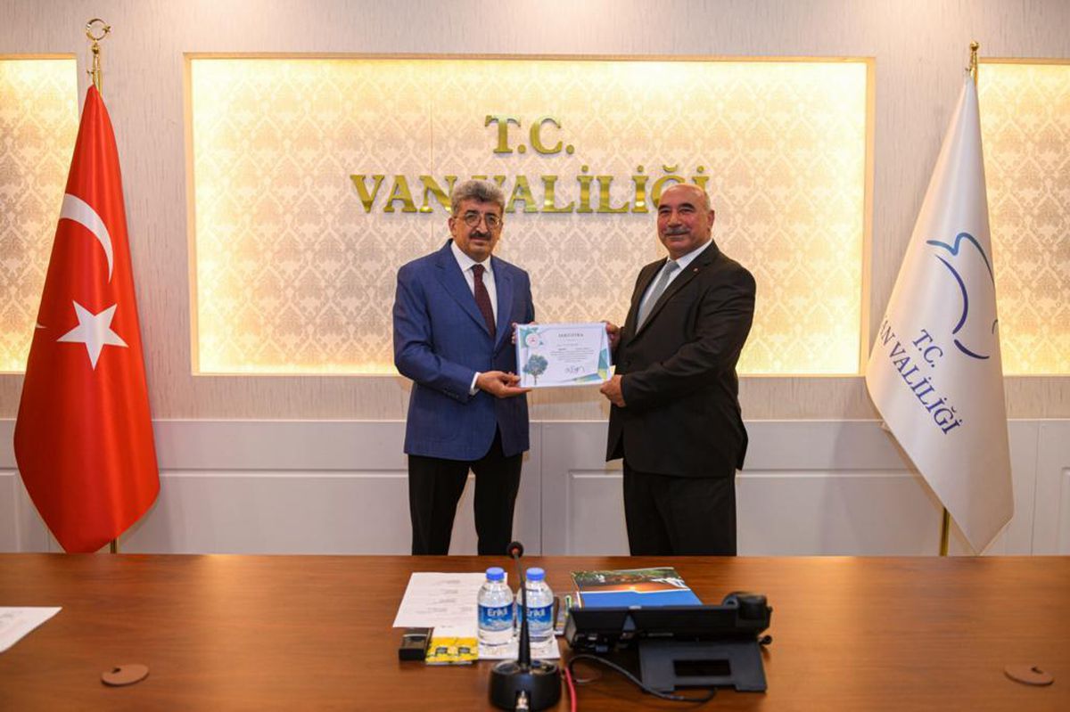 Vanlı muhtarlara fidan dikim sertifikası verildi