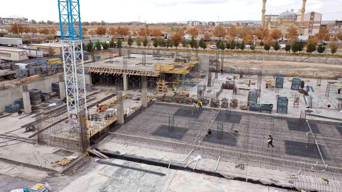 Aksaray'da yeni belediye binasında çalışmalar aralıksız sürdürüyor