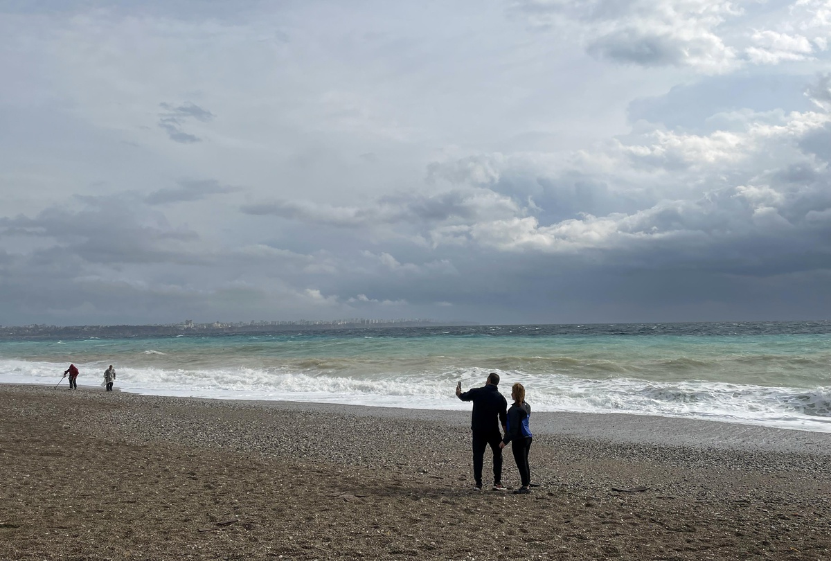 Antalya\'da kuvvetli rüzgar ve sağanak etkili oluyor