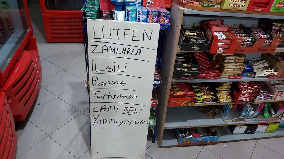 Zamlar nedeniyle gelen tepkilerden bıktı! Dükkanına "Lütfen zamlarla ilgili benimle tartışmayın. Zamları ben yapmıyorum" notu astı!