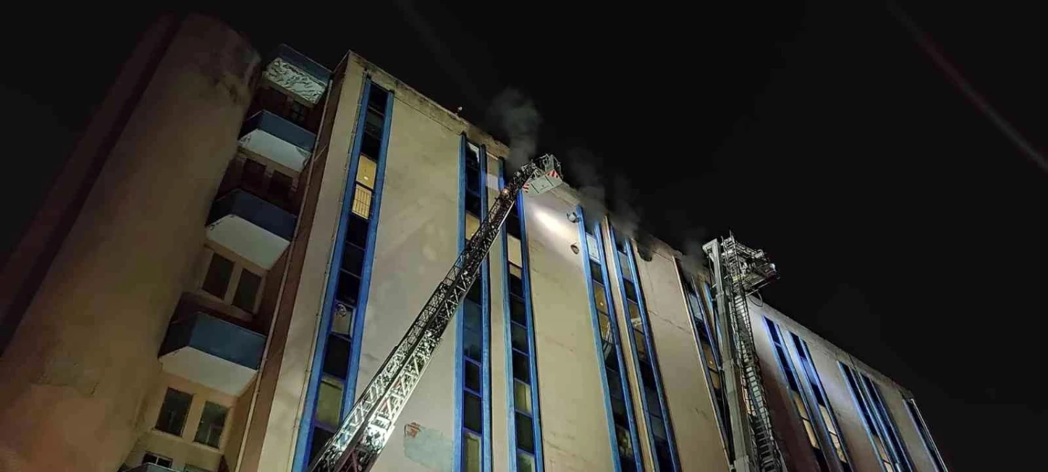 Başakşehir\'de 8 katlı iş yerinde yangın