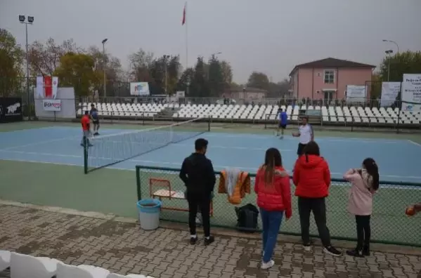 Batman'da düzenlenen tenis turnuvasında finale kalan takımlar belli oldu