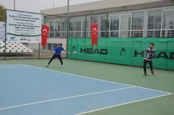 Batman'da düzenlenen tenis turnuvasında finale kalan takımlar belli oldu