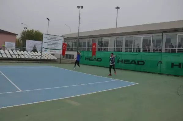 Batman'da düzenlenen tenis turnuvasında finale kalan takımlar belli oldu