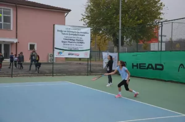 Batman'da düzenlenen tenis turnuvasında finale kalan takımlar belli oldu