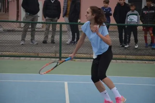 Batman'da düzenlenen tenis turnuvasında finale kalan takımlar belli oldu