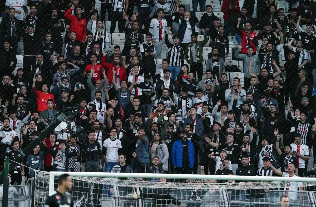 Beşiktaşlı taraftarlardan futbolculara tepki