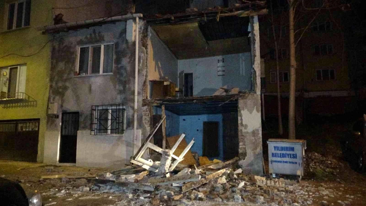 Bursa\'da lodos hayatı felç etti: Binanın duvarı yıkıldı, ağaçlar yolları kapattı