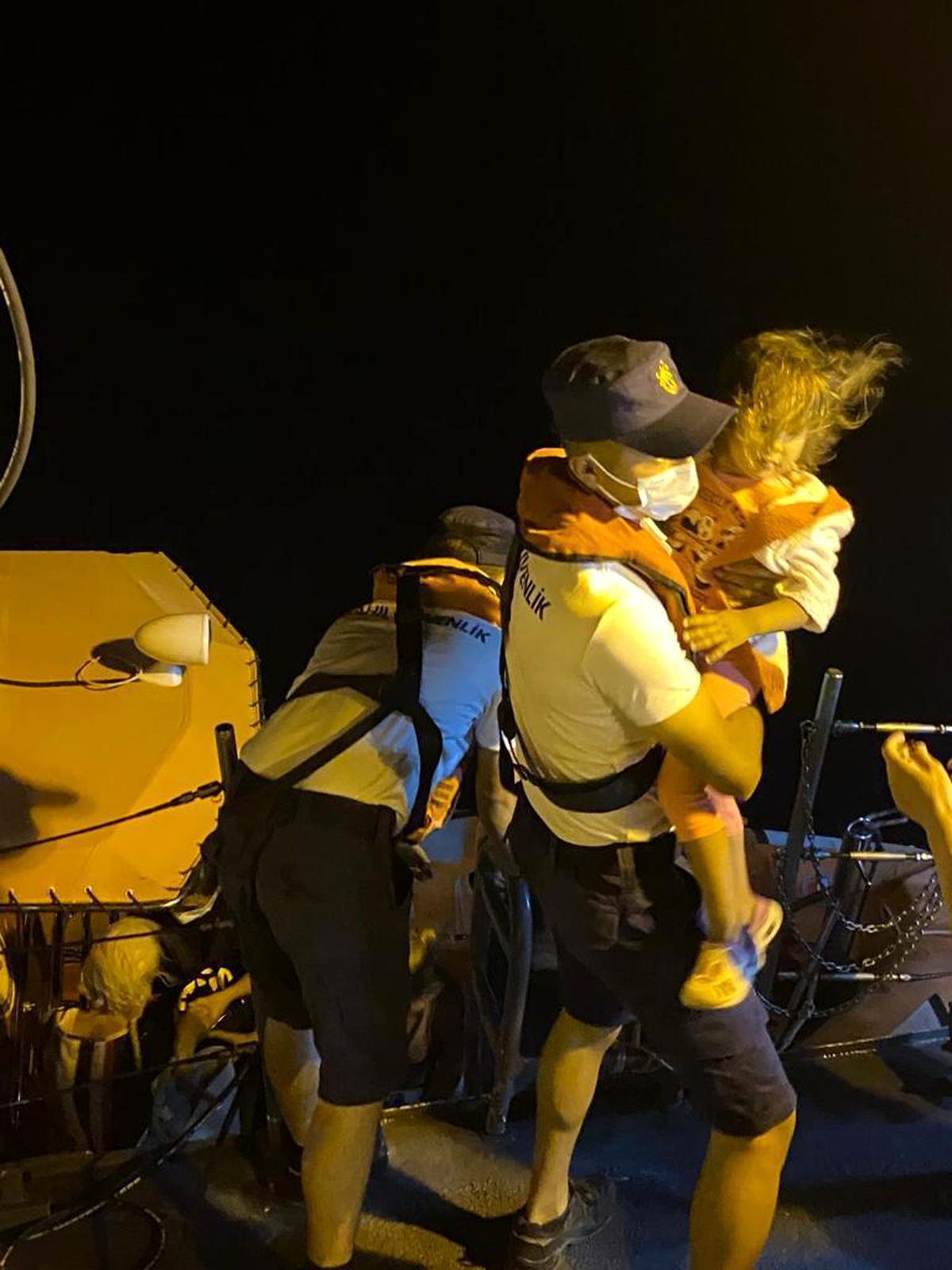Denizin Ortasında, Ölümün Kıyısında Kalan Herkesin Hayatı Onlara Emanet