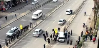 Direksiyon hakimiyetini kaybeden otomobil sürücüsü refüje çarptı