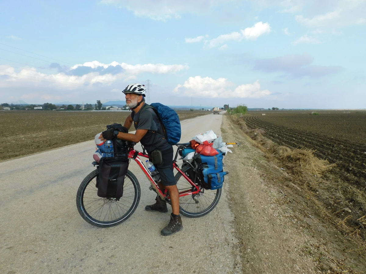 Ege ve Akdeniz sahilini pedal çevirerek gezen bisiklet tutkunu Adana\'ya ulaştı