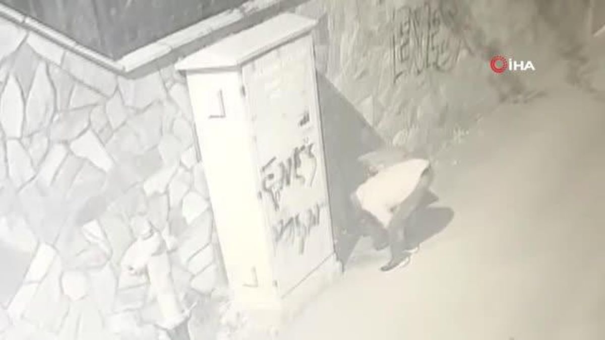 Elektrik direğine zincirle bağlı çöp kovasını böyle çaldı