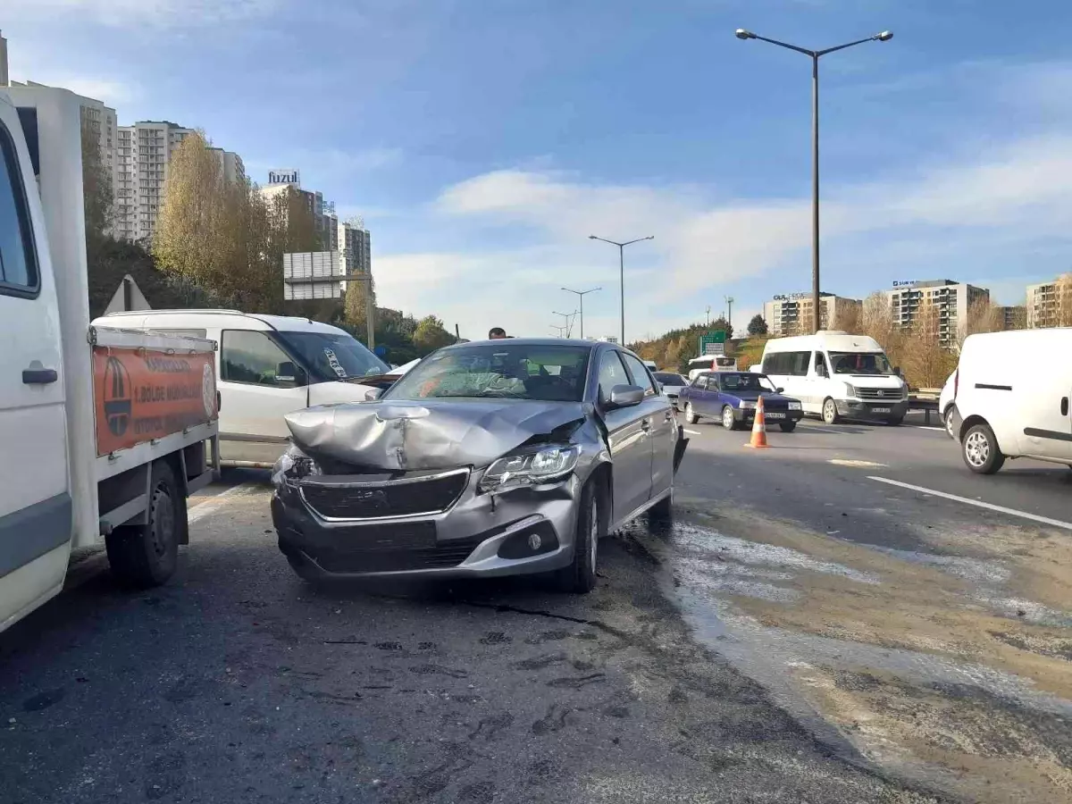 Gaziosmanpaşa\'da emniyet şeridinden giden sürücü zincirleme kazaya neden oldu