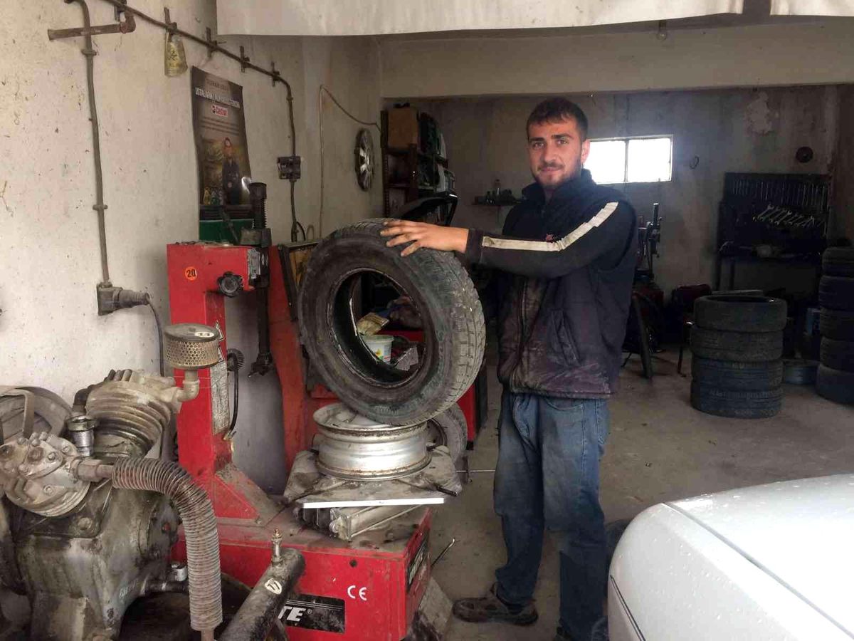 Günyüzü\'nde sürücüler kar bastırmadan araçlarna kışlık lastikler takılmaya başlandı