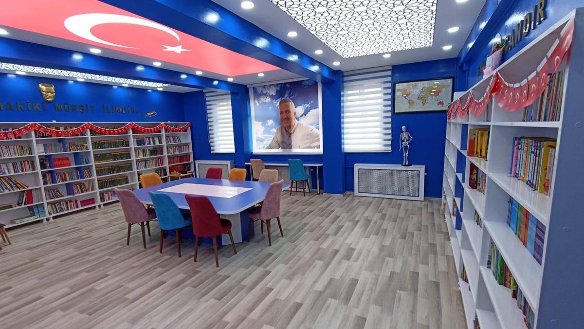 Hakkari\'de lise öğrencileri okullar için kitaplık üretiyor