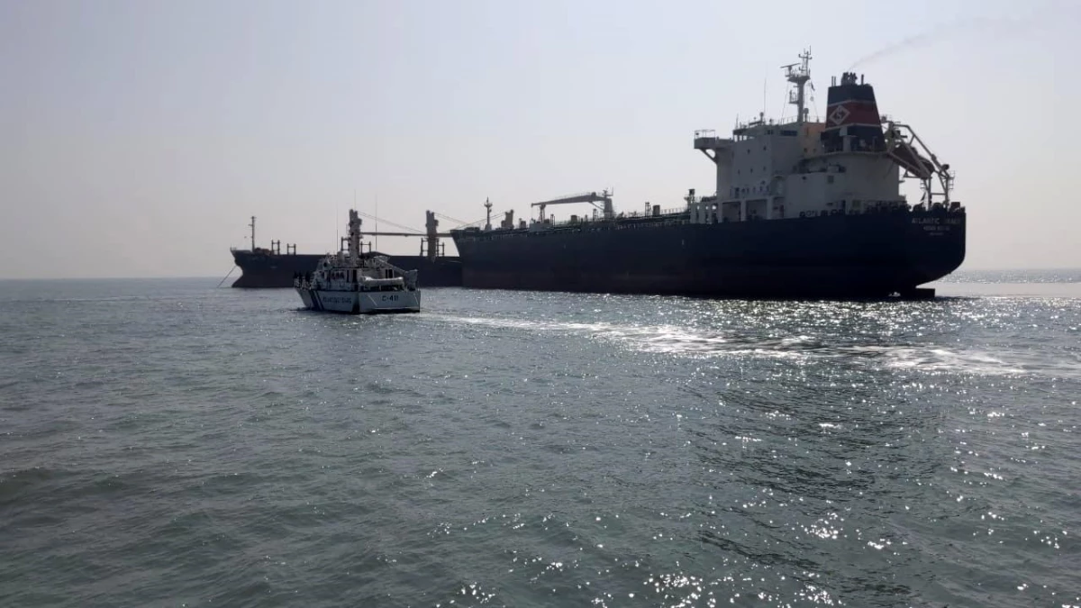 Hindistan\'daki Kuç Körfezi\'nde iki gemi çarpıştı