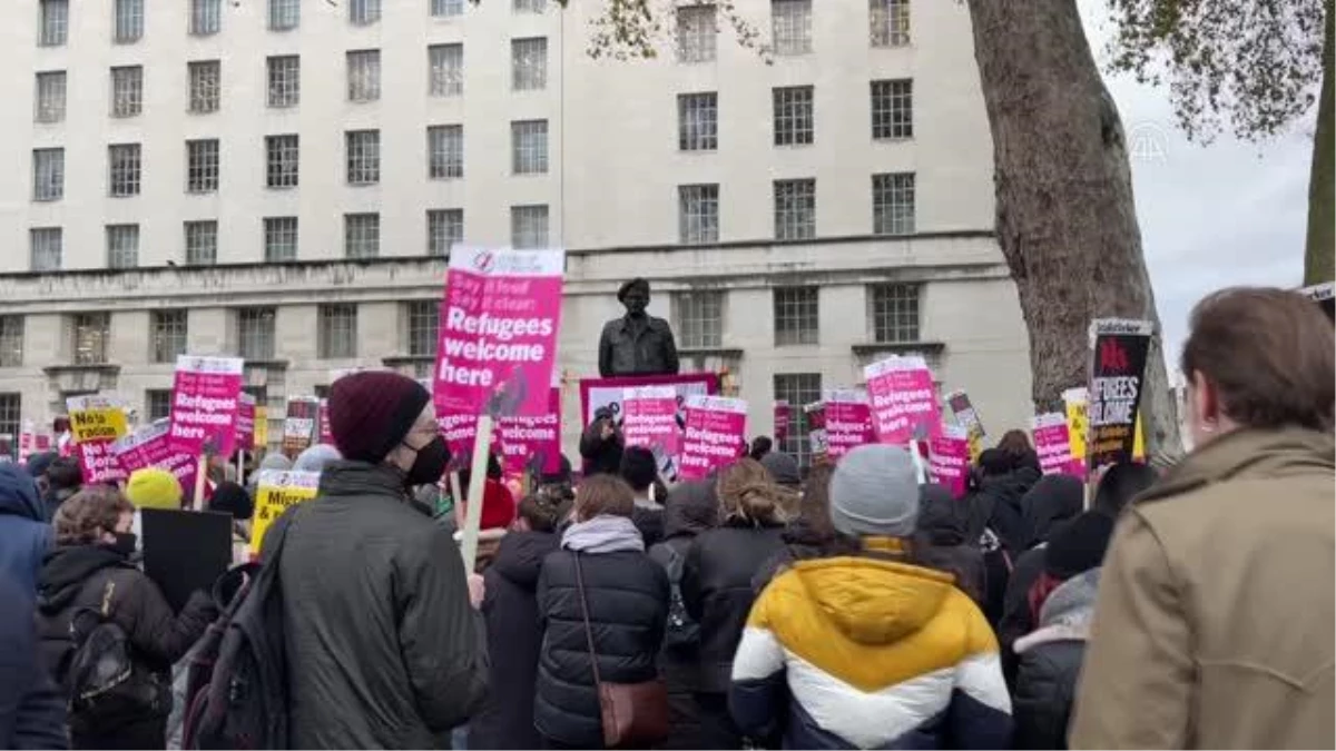 İngiliz hükümetinin göçmen politikası protesto edildi