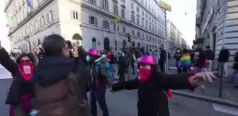 İtalya'da kadına yönelik şiddet protesto edildi