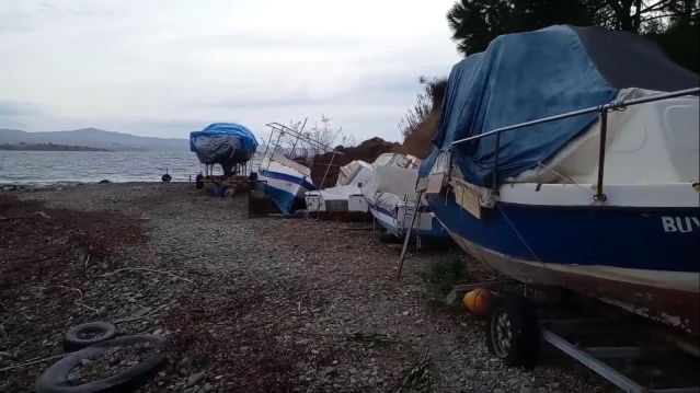 İzmir'de batan tekneler karaya çıkarıldı