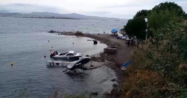 İzmir'de batan tekneler karaya çıkarıldı