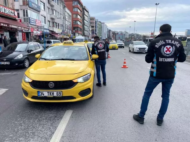 Kadıköy'de taksilere yönelik denetim... Emniyet kemeri takmayan taksiciye 144 TL ceza