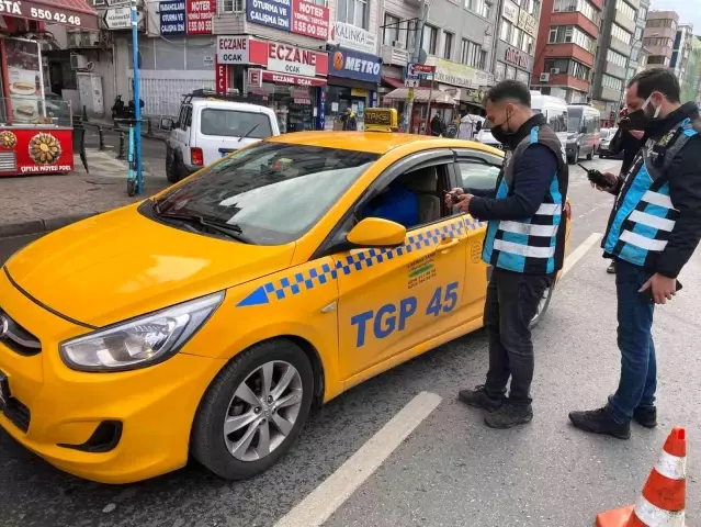 Kadıköy'de taksilere yönelik denetim... Emniyet kemeri takmayan taksiciye 144 TL ceza